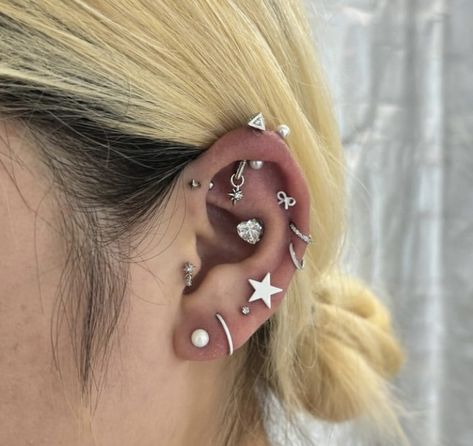 Piercing Setup Ear, Hanging Ear Piercing, Ear Piercings Inspo Baddie, Heavily Pierced Ears, Cute Tats, Piercing Inspo, Piercing Kit, Cool Ear Piercings, Pretty Ear Piercings