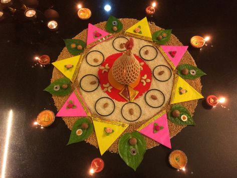 Marriage Theme, Flowers Rangoli, Small Wedding Decor, Haldi Kumkum, Mehendi Decor, Wedding Room Decorations, Thali Decoration Ideas, Acrylic Rangoli, Diy Floral Decor