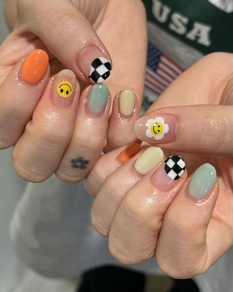 Summer 2022 Nails Inspo 2022062669 - 70 Best Summer 2022 Nails Inspo You Need to Try Nails Inspo 2022, Membentuk Alis, Emerald Nails, Minimal Nails Art, Hello Nails, Hippie Nails, Simple Gel Nails, Minimal Nails, Pretty Gel Nails