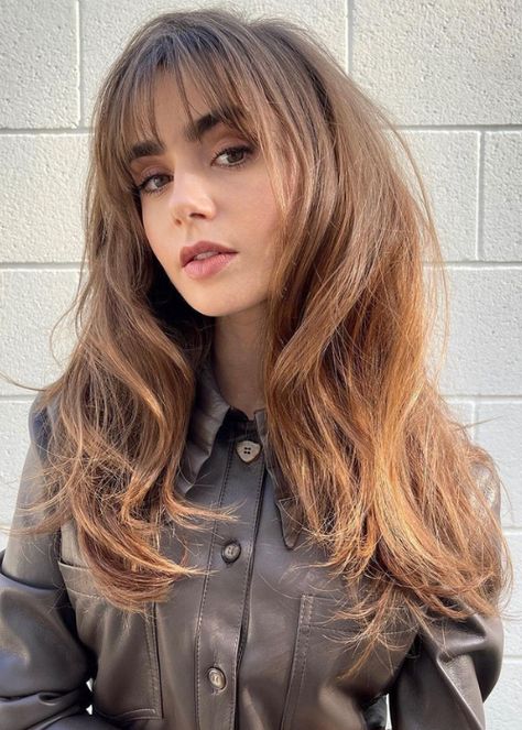 Lily Jane Collins, Rambut Brunette, Copper Hair Color, Christmas Hairstyles, Phil Collins, Dull Hair, Wispy Bangs, Trending Haircuts, Lily Collins