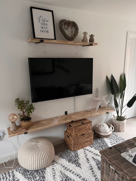 Small Living Room Ideas With Tv, Tv Stand Decor Living Room, Small Tv Room, Ruang Tv, Quirky Prints, Apartment Living Room Design, Dekorasi Kamar Tidur, Apartment Decor Inspiration, Home Design Living Room