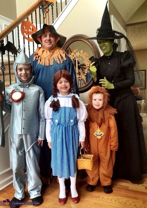 Julie: We had a fantastic time as the Wizard of Oz family! Mom was the Wicked witch of the West, Dad was the Scarecrow, oldest son was the Tin Man, daughter... Work Costumes, Disney Family Costumes, Anime Festival, Holloween Costumes, Book Calendar, Scarecrow Costume, Costume Works, Vintage Halloween Costume, Costumes Diy