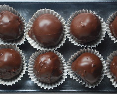 Cake Truffles Recipe, Alcohol Cake, Cake Ball Recipes, Chocolate Cherry Cake, Rum Recipes, Rum Balls, Candy Truffles, Boozy Desserts, Candy Recipes Homemade