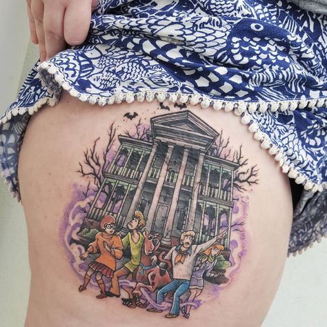 Angela Emr on Instagram: “Got to do this Haunted Mansion /Scooby-Doo cross over yesterday 👻 #hauntedmansion #scoobydoo #crossover #disneyland #hauntedmansiontattoo…” Scooby Doo Tattoo Sleeve, Mystery Machine Tattoo, Scooby Tattoo, Scooby Doo Tattoo Ideas, Disney Tattoos Peter Pan, Rose Tats, Haunted Mansion Tattoo, Haunted House Tattoo, Scooby Doo Tattoo