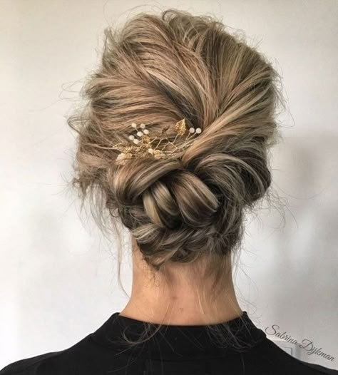 The Best and fabulous Hairstyles for Every Wedding Dress Neckline. Whether you’re a summer ,winter bride or a destination bride, so make sure your hairstyle shows the pretty garment off as much as possible. Messy Wedding Updo, Wedding Hairstyles And Makeup, Braided Updo Wedding, Updo Wedding, Romantic Wedding Hair, Messy Updo, Elegant Wedding Hair, Updo Hairstyle, Wedding Hair Inspiration