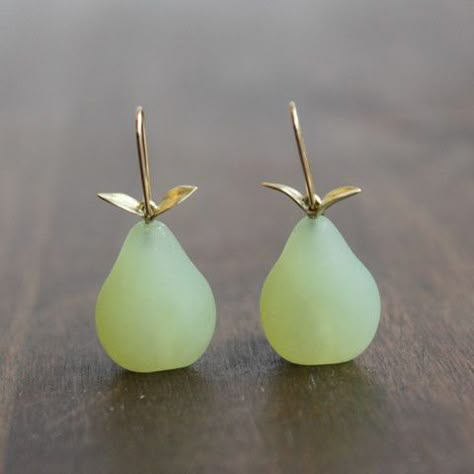 Gabriella Kiss, Bijoux Art Nouveau, Pear Earrings, Diy Jewelry Tutorials, Shiny Things, Wooden Table, Pretty Jewellery, Ear Jewelry, Jewelry Inspo