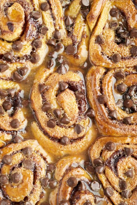 Cinnamon Rolls With Chocolate, Cinnamon Rolls Chocolate, Chocolate Chip Cinnamon Rolls, Cinnamon Roll Desserts, Easy Cinnamon Rolls, Easy Cinnamon Rolls Recipe, Desserts With Chocolate Chips, Cinnamon Roll Cheesecake, Caramel Rolls