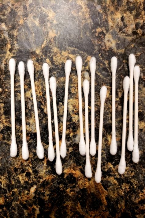 You can clean a lot more than just your ears with q-tips. Here are a list of things you can clean with Q-tips. It will change your life. Things To Clean, Clean Ears, Clean Refrigerator, Diy Cleaning Hacks, Vinegar Cleaning, Mattress Cleaning, Cleaning Guide, Ear Cleaning, Q Tip