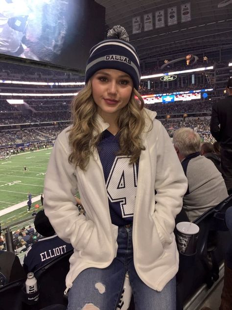 Brec Bassinger Icons, Stargirl Courtney, Modeling 101, Courtney Whitmore, Kim Possible Cosplay, Bella And The Bulldogs, Brec Bassinger, Stefanie Scott, Victorious Cast