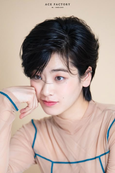 Lee Joo Young Hair, Lee Jooyoung, Women With Short Hair, Lee Joo Young, Tomboy Hairstyles, Short Hair Tomboy, Asian Short Hair, Hair Inspiration Short, Shot Hair Styles