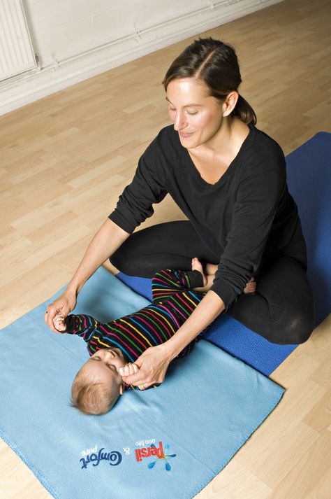 Mom And Baby Yoga, Postpartum Yoga, Postnatal Yoga, Mum And Baby, Yoga Club, Yoga Guide, Baby Workout, Baby Yoga, Postnatal Workout