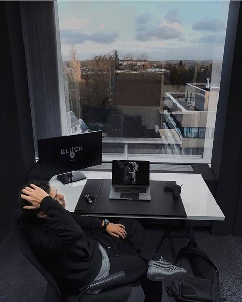 Blvck Paris, Keep Grinding, Design Studio Workspace, What Motivates Me, Study Room Design, Computer Desk Setup, Better Lifestyle, Goth Home Decor, New Goals