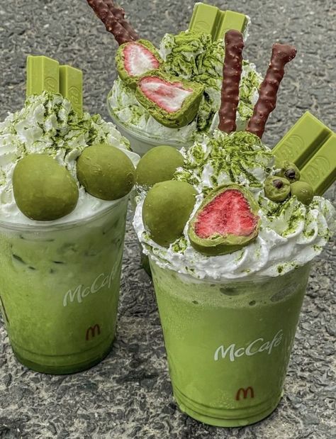 Matcha Drink, Yummy Ice Cream, Refreshing Drinks Recipes, Pretty Drinks, Food Drinks Dessert, Kawaii Food, Cute Desserts, Greens Recipe, Dessert Drinks