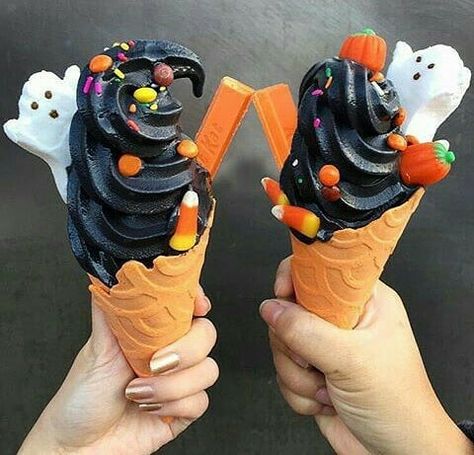 Trick or treat yo self 🎃🖤.....#Halloween #icecream #halloweenpeeps #peeps #trickortreat #halloween2018 #blackicecream #japan #spooky #candycorn #halloweendecor #fall #autumn Halloween Ice Cream, Halloween Punch, Halloween Decor Diy, Image Halloween, Autumn Sunset, Diy Halloween Decor, Halloween Cake, Halloween Goodies, Halloween Desserts