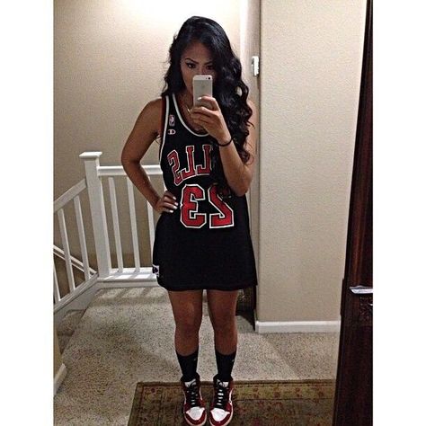 Chicago Bulls Jersey Chicago Bulls Ropa, Jersey Dress Outfit, Chicago Bulls Outfit, Looks Hip Hop, Jersey Outfit, Dope Outfits, Teenage Fashion Outfits, Swag Outfits, Birthday Outfit