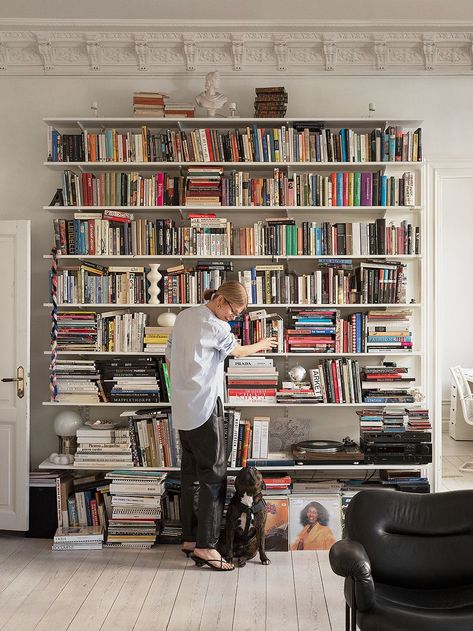 Present Design, Bookshelf Inspiration, Interior Design Per La Casa, Old Apartments, Home Library Design, Home Libraries, Design Del Prodotto, Dream Apartment, Interior Architect