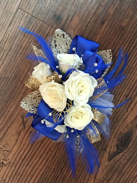 Corsage Royal Blue, Hoco Corsage, Boutonnière Ideas, Hoco Flowers, Black Corsage, Prom Flowers Corsage, Blue Corsage, Corsage Ideas, Prom Corsages