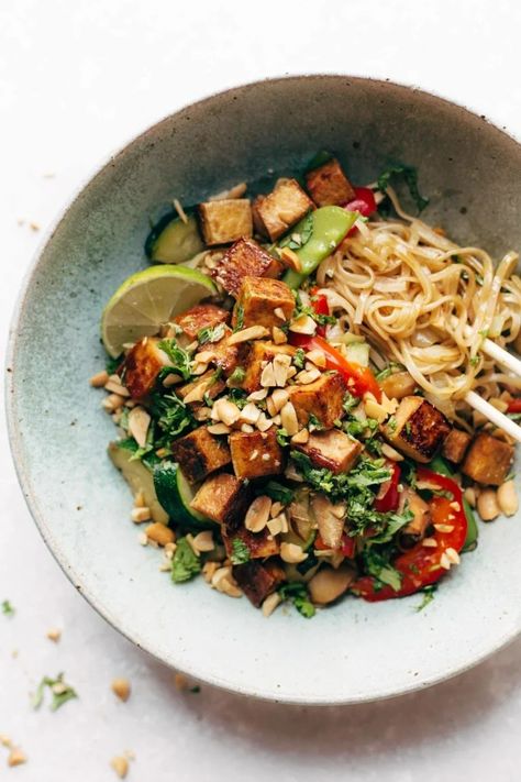 Easy Dinner Vegan, Stir Fry With Noodles, Noodles With Tofu, Brown Rice Noodles, Pinch Of Yum, Dinner Vegan, Rice Recipes For Dinner, Tofu Stir Fry, Stir Fry Noodles