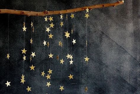 Diy Slinger, Celestial Wedding, Star Garland, Diy Garland, Ramadan Decorations, Paper Lanterns, Gold Stars, Scandinavian Style, Diy Paper