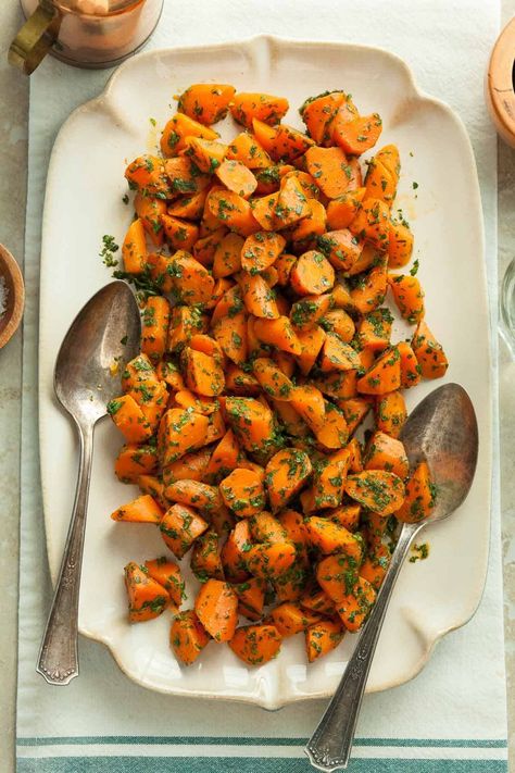 This vibrant and delicious Moroccan carrot salad is an easy make-ahead dish that packs up nicely for lunches, picnics and outdoor parties. Moroccan Carrot, Moroccan Carrot Salad, Moroccan Carrots, Tomato Pasta Salad, Salad Easy, Appetizer Platters, Cooked Carrots, Carrot Salad, Gluten Free Grains