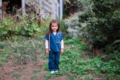 Kids Doctor Costume - mini scrubs are the cutest! Doctor Costume Kids, Diy Girls Costumes, Career Costumes, Doctor Halloween, Diy Doctor, Kids Scrubs, School Costume, Doctor Costume, Great Halloween Costumes