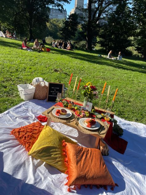 Fall Picnic Proposal, Romantic Fall Picnic, Friendsgiving Picnic, Fall Picnic Photoshoot Friends, Fall Asthetic Picnic, Halloween Picnic, Summerween Picnic, Picnic Table Decor, Fall Picnic