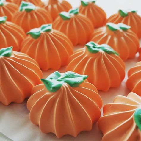 Fall Meringue Pops, Fall Meringues, Halloween Meringue Pops, Fall Meringue Cookies, Halloween Meringue Cookies, Meringue Pumpkins, Halloween Pavlova, Halloween Meringues, Meringue Designs