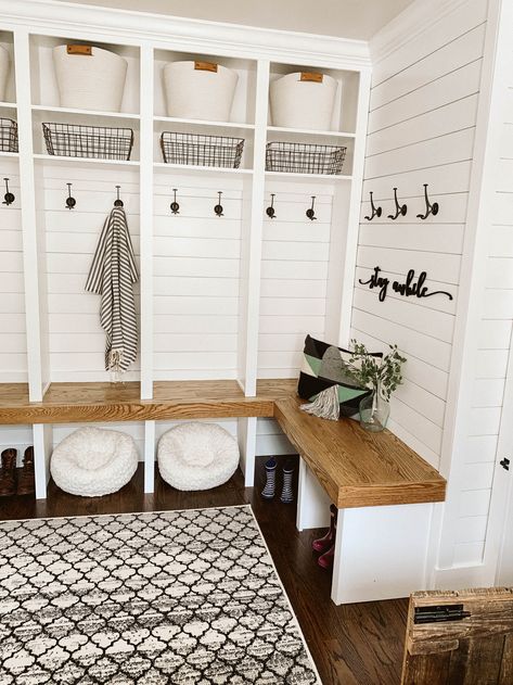 Mudroom Laundry Room Ideas, Mudroom Cubbies, Modern Farmhouse Entryway, Farmhouse Mudroom, Mudroom Closet, Mudroom Lockers, Mudroom Entryway, Mudroom Decor, Mudroom Laundry Room