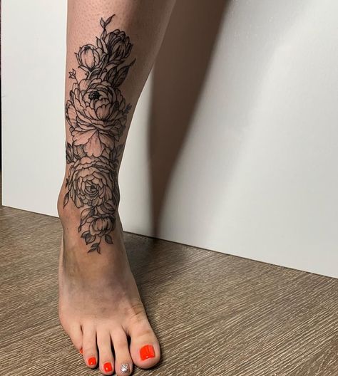 Side Shin Tattoo, Leg Small Tattoos Women, Floral Shin Tattoo, Lower Leg Tattoos Women, Tattoos Women Unique, Small Tattoos Women, Side Foot Tattoos, Inner Ankle Tattoos, Good Tattoo Ideas