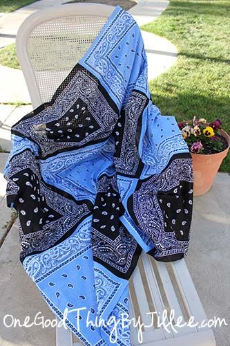 bandana quilt 13 Bandana Quilt, Bandana Crafts, One Good Thing By Jillee, Bandana Design, Rag Quilt, Learn To Sew, Quilt Blanket, Fun To Be One, Quilt Inspiration