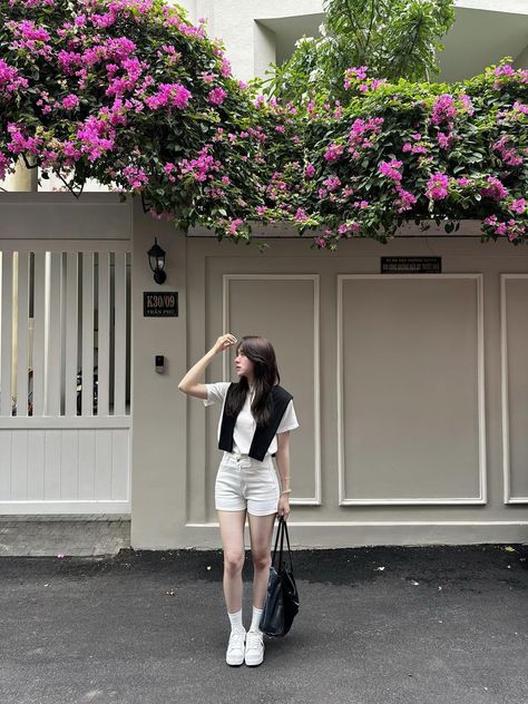 Hanoi Outfit, Ulzzang Fashion Casual, Instagram Pose Ideas Standing, Korea Summer, Outfit Korean Style, Simple Casual Outfits, Korean Casual Outfits, Stylish Photo Pose, Casual Day Outfits