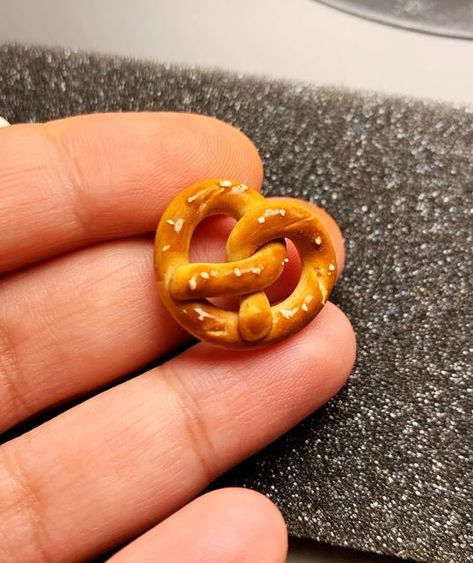 Polymer Clay Pretzel, Realistic Clay Sculpture Food, Clay Pretzel, Clay Trinkets, Play Dough Crafts, Art Modeling, Food Sculpture, Artistic Space, Clay Craft