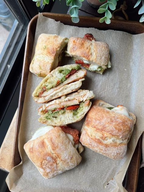 Chicken Pesto Caprese Sandwiches - Choosing Balance Caprese Sandwiches, Chicken Caprese Sandwich, Chicken Curry Soup, Gluten Free Burger, Caprese Sandwich, Summer Sandwiches, Chicken Pesto, Recipe For Chicken, Caprese Chicken