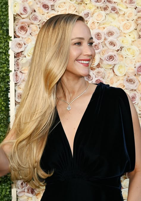 Jennifer Lawrence Hair 2024, Jennifer Lawrence Blonde, Jennifer Lawrence Golden Globes, Sun Palette, 2010s Celebrities, Jennifer Lawrence Hair, Jennifer Lawrence Style, Jennifer Lawrence Pics, Summer Blonde Hair