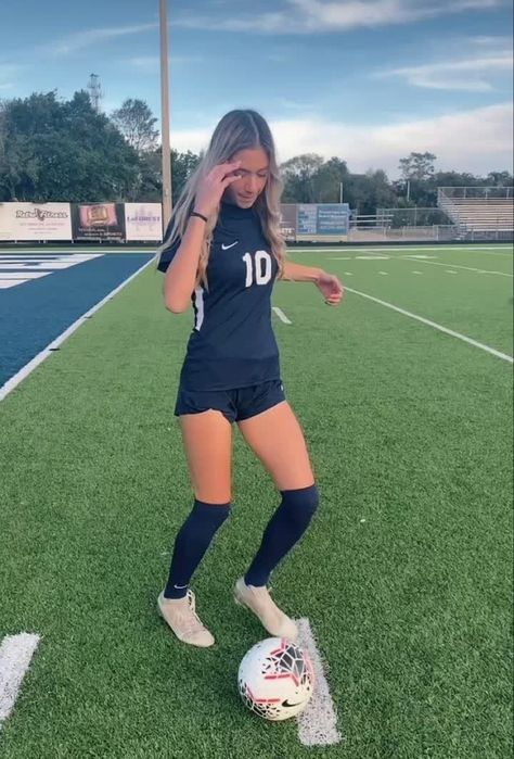 Girls Soccer Outfit, Soccer Outfits For Practice Winter, Cute Soccer Outfits For Practice, Girl Soccer Outfits, Soccer Girlfriend Outfits, Soccer Uniforms Girl, Soccer Training Outfits, Football Girl Aesthetic, Soccer Outfits For Women