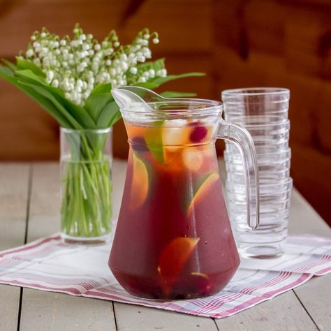 Sugar-Free Cherry Vanilla Iced Tea | Low-Carb, So Simple! Best Iced Tea Recipe, Creative Cookery, Yum Drinks, Iced Tea Recipes Homemade, Summer Beverages, Homemade Iced Tea, Making Iced Tea, Cherry Vanilla, Low Carb Drinks