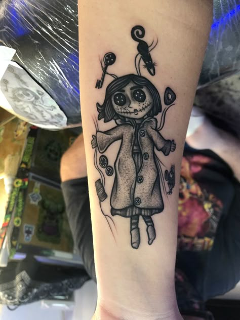 tattoo coraline cr Arte Hippy, Coraline Tattoo, Tim Burton Tattoo, Horror Movie Tattoos, Doll Tattoo, Coraline Doll, Movie Tattoos, Theme Tattoo, Spooky Tattoos