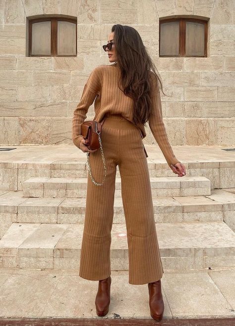 Palazzo Pants Winter, Pants Winter Outfit, Best Business Casual Outfits, Fits Casual, Japan Winter, Elegant Work Outfits, Chic Work Outfits Women, Work Outfit Inspiration, Work Outfits Women Office