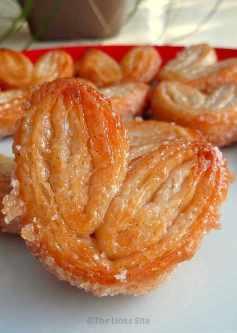 Sweet and Crunchy Cinnamon Palmiers | The Links Site Cinnamon Palmiers, Palmiers Recipe, Palmier Cookies, Pastries Recipes Dessert, Scones Recipe Easy, Puff Pastry Desserts, Scones Easy, Square Recipes, Fruitcake Recipes