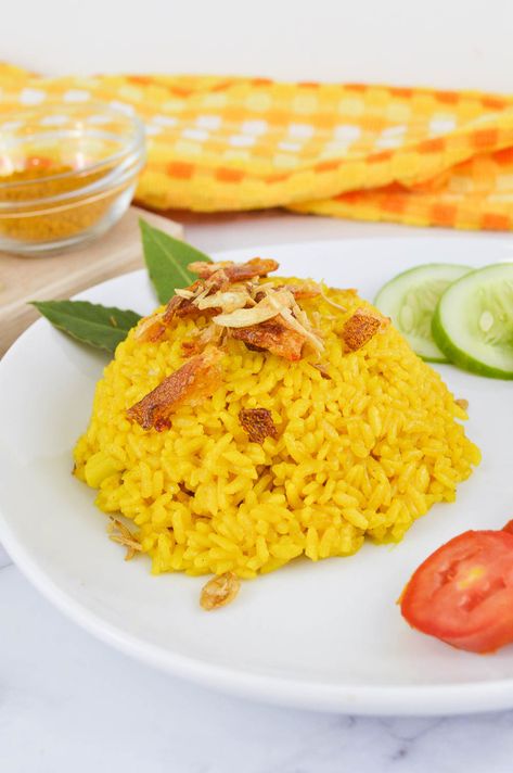 This aromatic Nasi Kuning (Indonesian Turmeric Rice) is a must try! Vegetarian Rice Recipes, Takeout Recipes, Turmeric Rice, Pasta Sides, Easy Rice Recipes, Takeout Food, Asian Inspired Dishes, Ethnic Food, Side Dishes Recipes