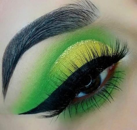 Eye makeup/ eye shadow looks/ green Green Highlighter Makeup, Green Eyeshadow Look, Black Eye Makeup, Eyeshadow Ideas, Makeup Looks For Green Eyes, Cute Eye Makeup, Dance Makeup, Drag Makeup, Makeup Board