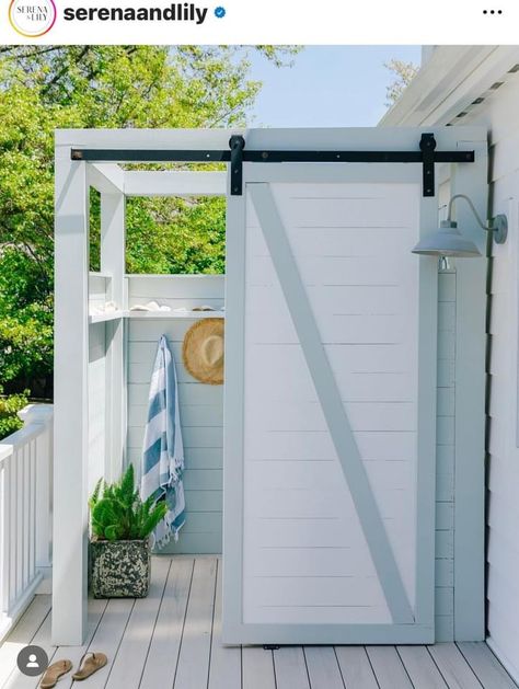 Small Outdoor Bathroom For Pool, Outdoor Shower Beach House, Small Outdoor Bathroom, Camping Business, Outdoor Shower Beach, New England House, White Beach House, Cottage Outdoor, Nantucket Summer