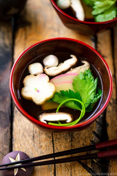 Japanese clear soup consists of the simple dashi-based broth lightly seasoned with soy sauce and salt. The key for making the clear soup is to add colorful ingredients. Here, I added kamaboko fish cake slices, mitsuba leaf, shiitake mushrooms, and fu. #clearsoup #osumashi #sumashijiru #japanesefood | Easy Japanese Recipes at JustOneCookbook.com Japanese Clear Soup, Autumn Soup, Japanese Autumn, Asian Soups, Dashi Broth, Just One Cookbook, Japanese Diet, Clear Soup, Cake Slices