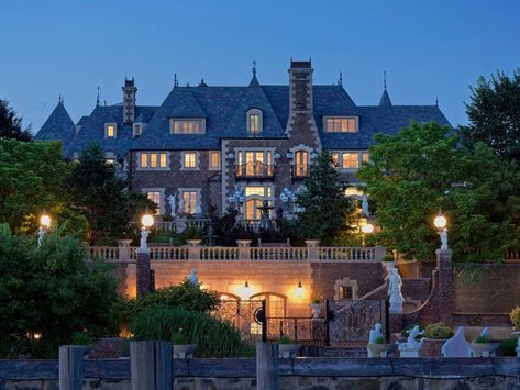 Gatsby House, The Great Gatsby Movie, Long Island Mansion, Extravagant Homes, Luxurious Mansion, Stone Mansion, Million Dollar House, Front Elevation Designs, Expensive Houses