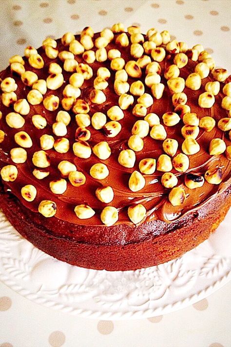 An uncut chocolate cake topped with Nutella and toasted hazelnuts on a white cake stand. Marbled Cake, Marble Cake Recipe, Chocolate Marble Cake, Covered Chocolate, Chocolate And Vanilla Cake, Roasted Hazelnuts, Marble Cake Recipes, Springform Pan Cake, Candy Cupcake