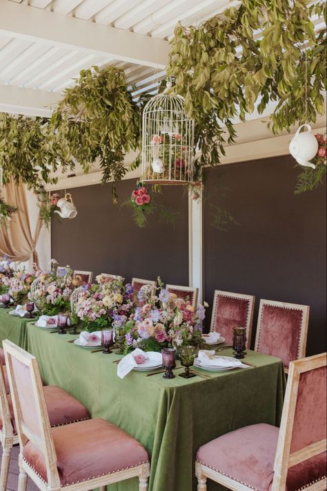 Green Tablecloth Wedding, Lace Tablecloth Wedding, Green Tablescape, Happy Unbirthday, Tablecloth Wedding, Modern Centerpieces, Green Tablecloth, Green Themed Wedding, Dream Wedding Decorations