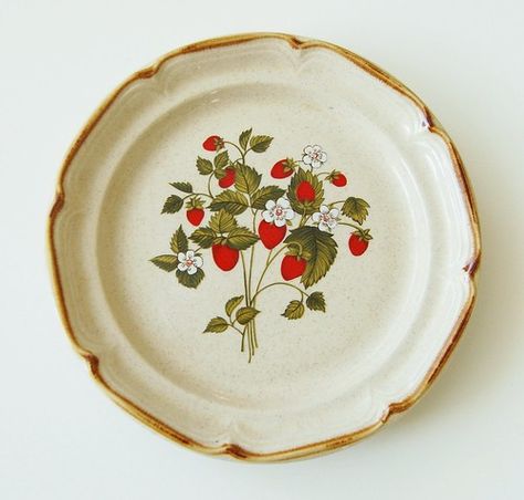 Vintage Strawberry Plate | smashgirl | Flickr Strawberry Plate, Strawberry Kitchen, Strawberry Design, Vintage Strawberry, Cottage In The Woods, Cottagecore Aesthetic, Dream House Decor, Strawberry Shortcake, Tea Set