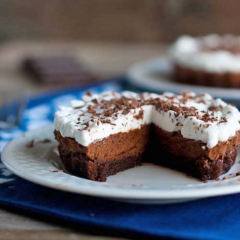 french silk pie French Silk Pie, Brownie Pie, Silk Pie, French Silk, Perfect Pies, Think Food, Pie Dessert, Eat Dessert, Vegetarian Chocolate