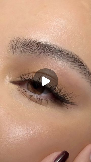 Amanda Khamkaew on Instagram: "You guys know I’ll never get tired of a cat eye. Try these steps if you want a seductive, elongated yet still natural eye!" Soft Eye Makeup Natural Looks, Soft Cat Eye Makeup, Amanda Khamkaew, Soft Eye Makeup, Cat Eye Makeup, Matron Of Honour, Natural Eyes, Natural Eye Makeup, Beauty Expert