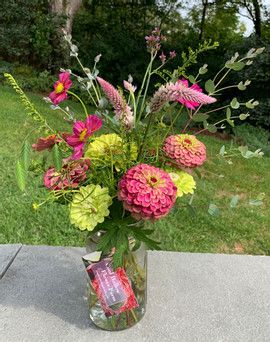 Zinnia Bouquet Mason Jars, Zinnia Arrangements, Mason Jar Bouquets, Green Zinnia, Jar Arrangements, Jam Jar Flowers, Zinnia Bouquet, Mason Jar Flower Arrangements, Mason Jar Wedding Decor